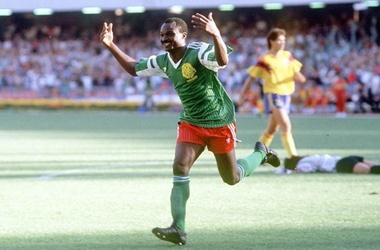  Роже Миллер празднует забитый мяч за национальную сборную Камеруна