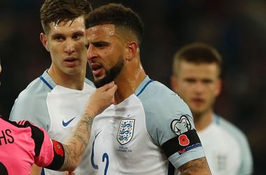 ФІФА хоче покарати Англію і Шотландію за траурні пов'язки з червоним маком - фото 1